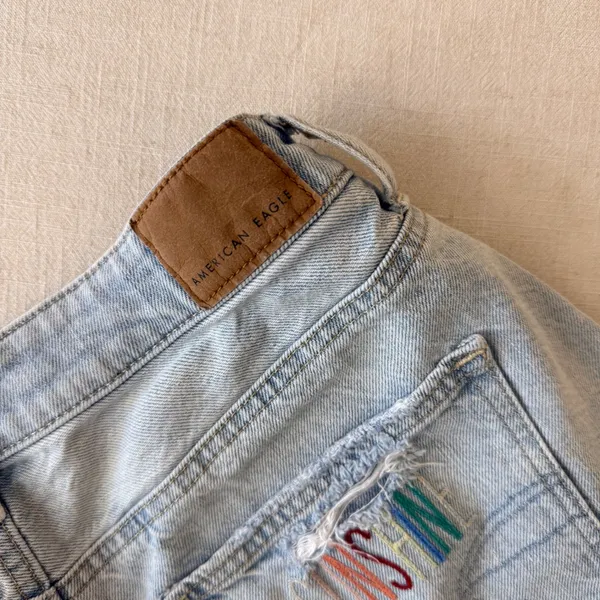 American Eagle Mom Short‎ Light Wash Distressed Rainbow Sunshine Denim Size 2 - Image 4