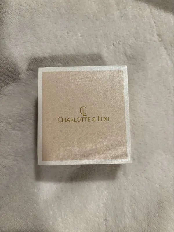 Charlotte & Lexi E Necklace Gold - Image 2