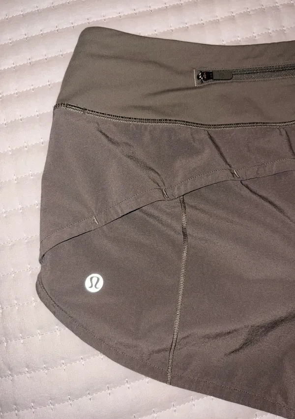 Lululemon Shorts 2.5" - Image 4