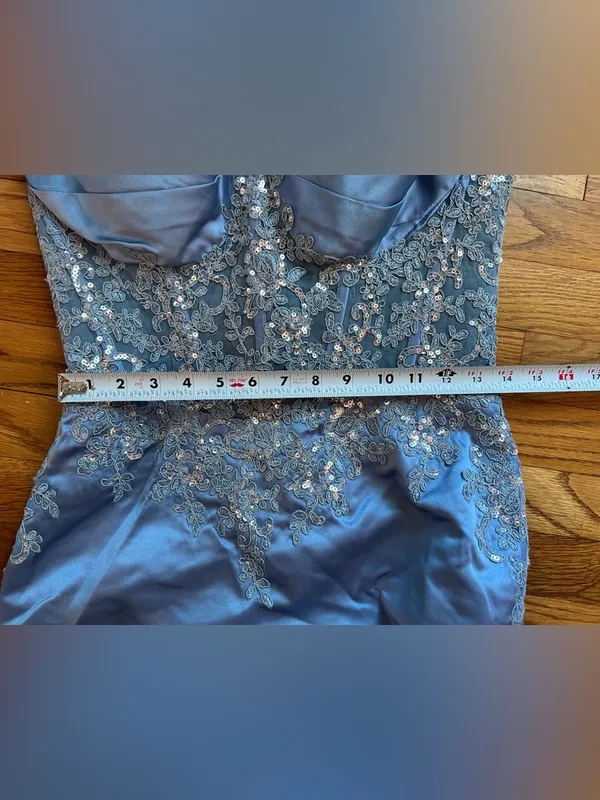 Elegant Light Blue Beaded Evening Gown Size 6 - Image 5