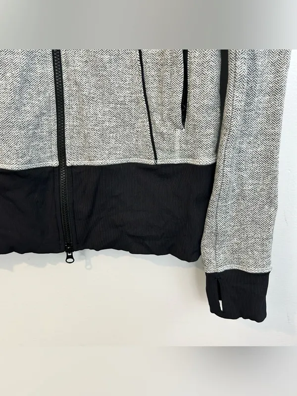 Lululemon Nice Asana Heathered Heringbone Grey Mock Neck Zip Up Jacket Size 6 - Image 11