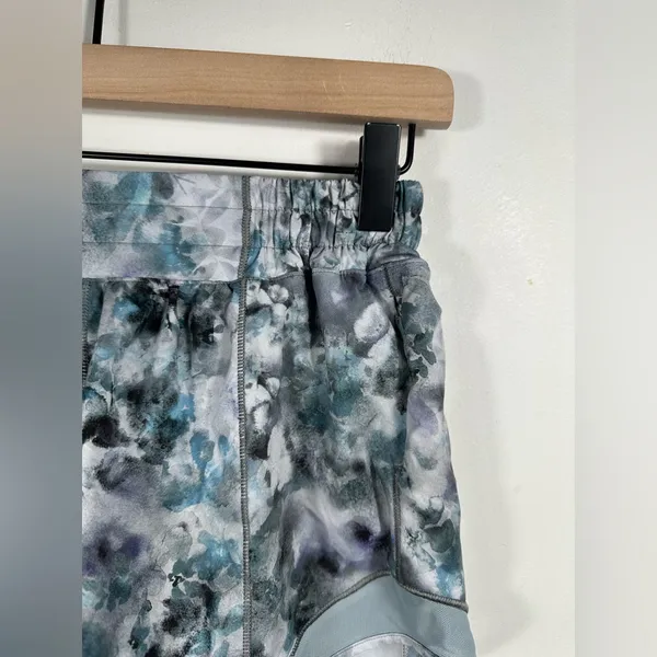 Lululemon Hotty Hot‎ Low-Rise Lined Short 4” Kaleidofloral Blue Cast Size 4 Tall - Image 5