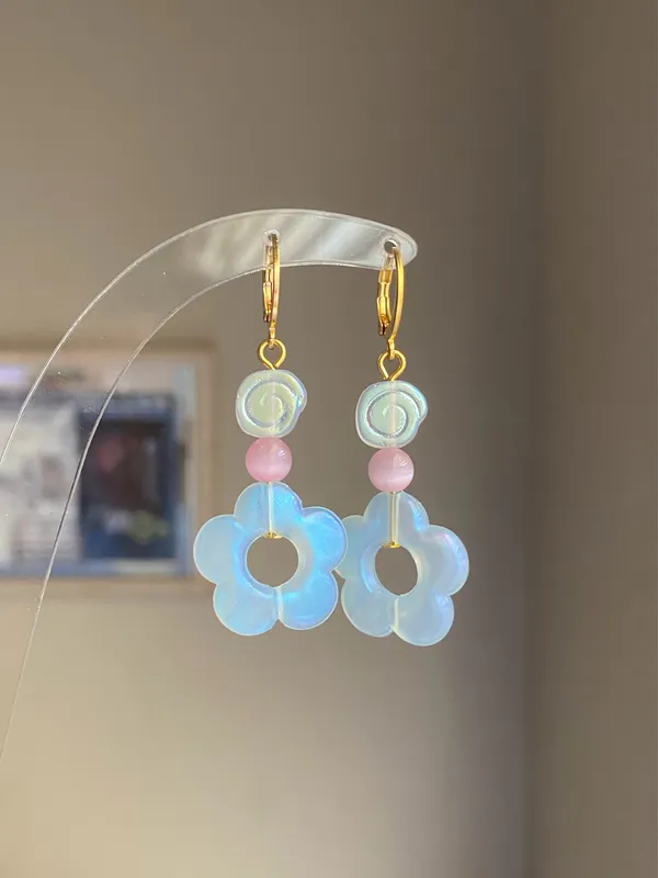 Handmade cute flower & Czech glass swirl beads dangle earrings 💐🌀🩵 - Image 3