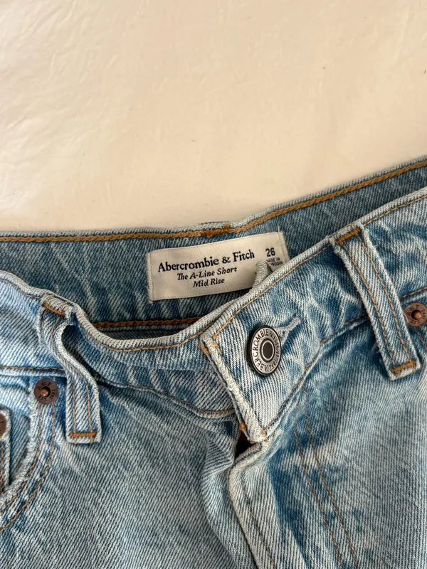 Abercrombie Mid-Rise Shorts - Image 3
