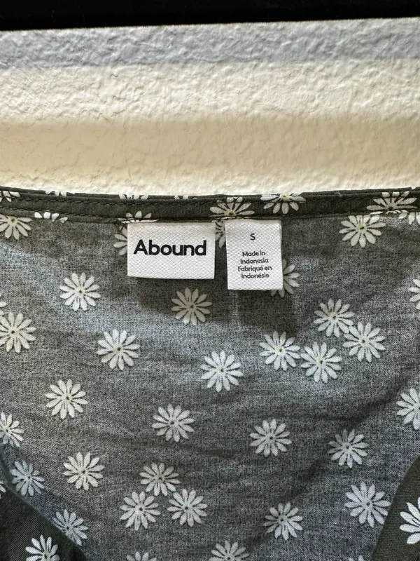 Abound Cropped Floral Blouse - Image 2