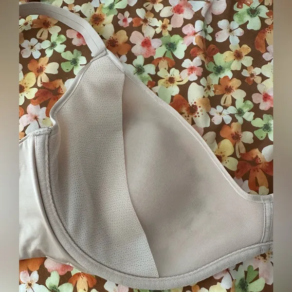 SKIMS nude bra size 40DDD - Image 4