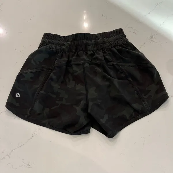 Lululemon Tracker Shorts in Green‎ Camo Size 4 - Image 3