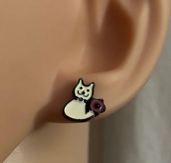 2 pairs of cat stud earrings - Image 4