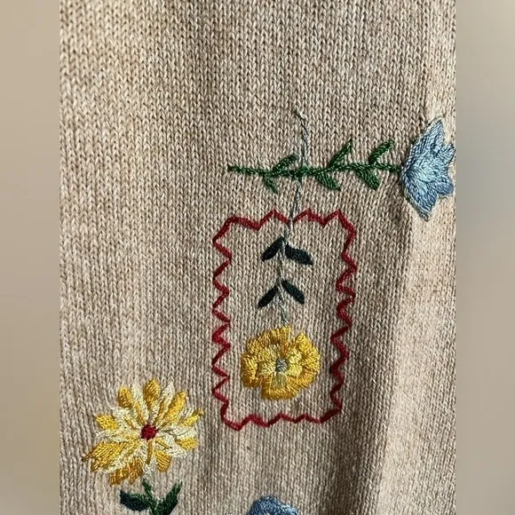 Salon Studio Knit Short‎ Sleeve Top Size Small Embroidered Floral Vintage Granny - Image 5