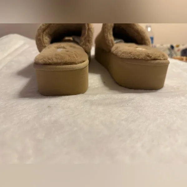 NWT MUK LUKS faux fur platform slipper, size medium (9-10) - Image 12