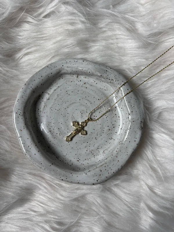 18k gold cross necklace with diamond accents - Image 3