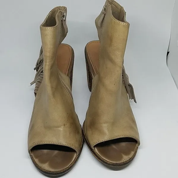 Very Volatile Poca Fringe City Bootie Los Angeles Tan Tassel Heels (9) - Image 4
