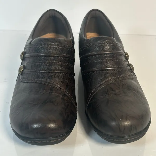 Clarks Collection‎ Cushion Soft Brown Leather Floral Button Wedge Loafers 9.5 M - Image 2