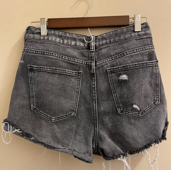 Pacsun Distressed Mom Shorts Raw Cut Hem Pockets Women’s Black Gray Sz 28 - Image 4