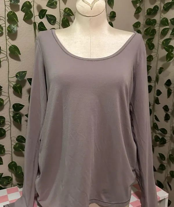 Lululemon long sleeve size 8 - Image 2