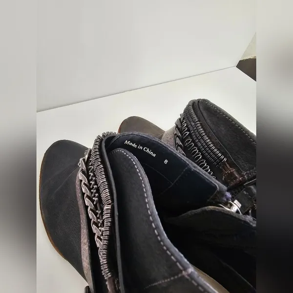 Dolce Vita Gray Suede Moto Ankle Boots Multi-Strap Buckle & Chain Details sz 8 - Image 7