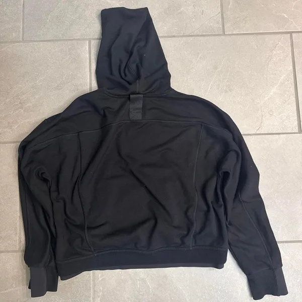 Black cropped Athleta hoodie size M with zipper pockets - Image 2