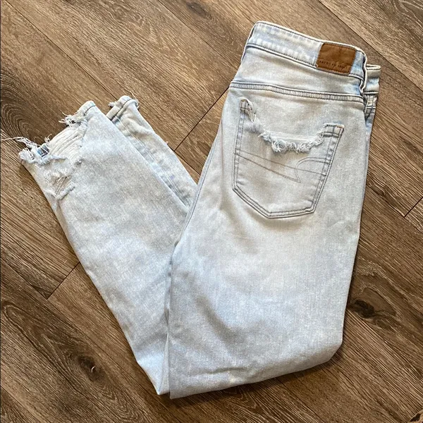 American Eagle Super Light Wash Distressed Mom Jeans Size 8 - Image 4