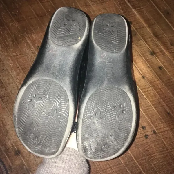 Alegria black embossed professional/nurse clogs, size 40 - Image 2