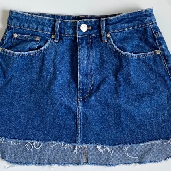 Zara Blue Denim Mini Skirt Raw Hem‎ High Waisted Medium Wash Size 28/M - Image 7