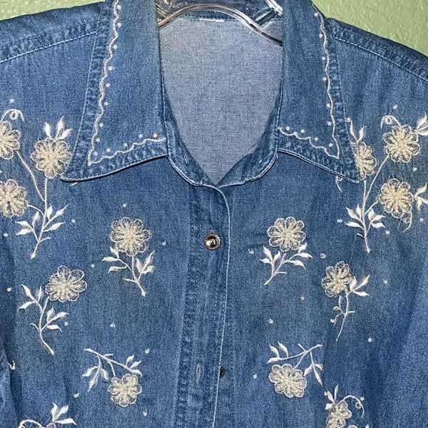 Vintage Floral Embroidered Denim Shirt with faux pearl details 80s 90s - Image 3