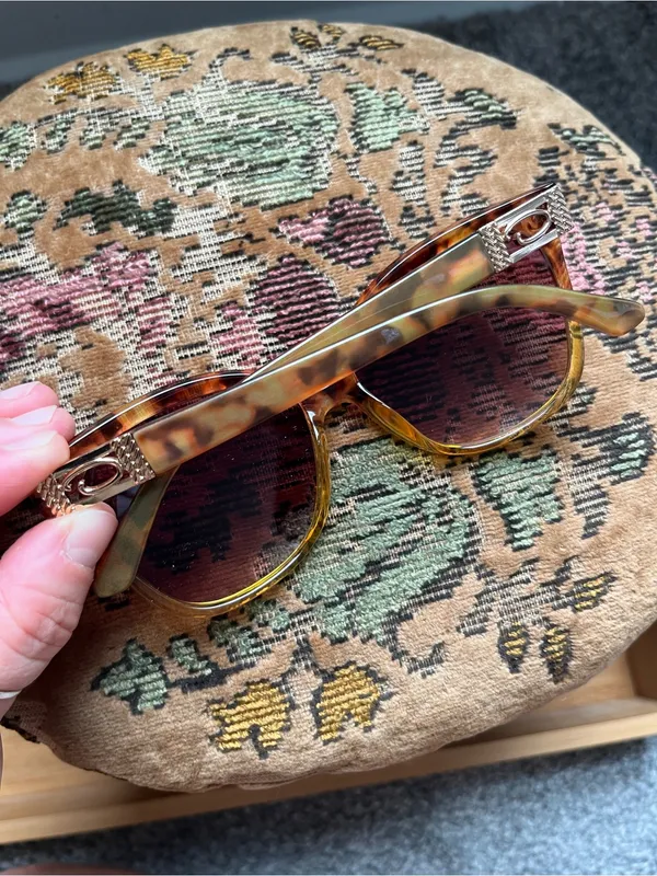 •Woman’s Oscar de la Renta tortoiseshell sunglasses• - Image 6