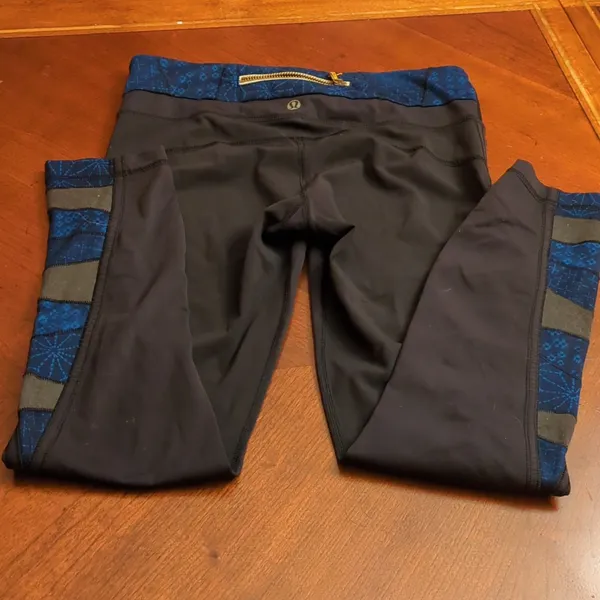 selling lululemon leggings, black and blue detail on the side, Size 6 - Image 5