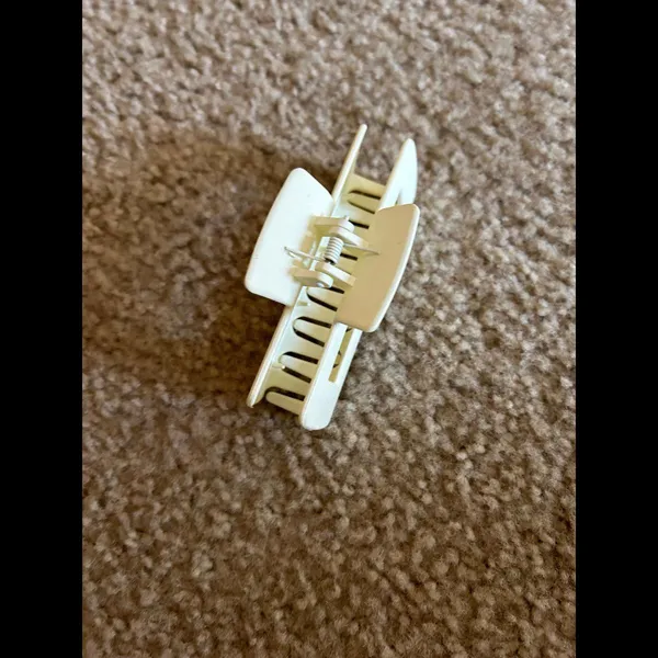 Hair clip large as shown unused - Image 2