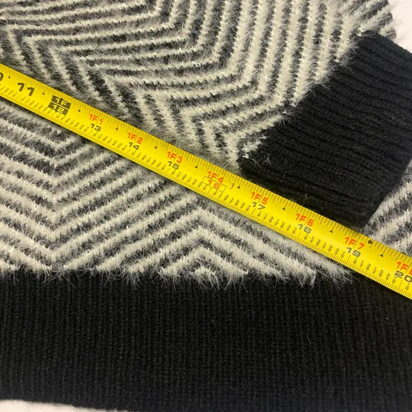 100% Acrylic Sweater. Womens. Small. Black & White Chevron. Fluffy Soft Texture. - Image 5