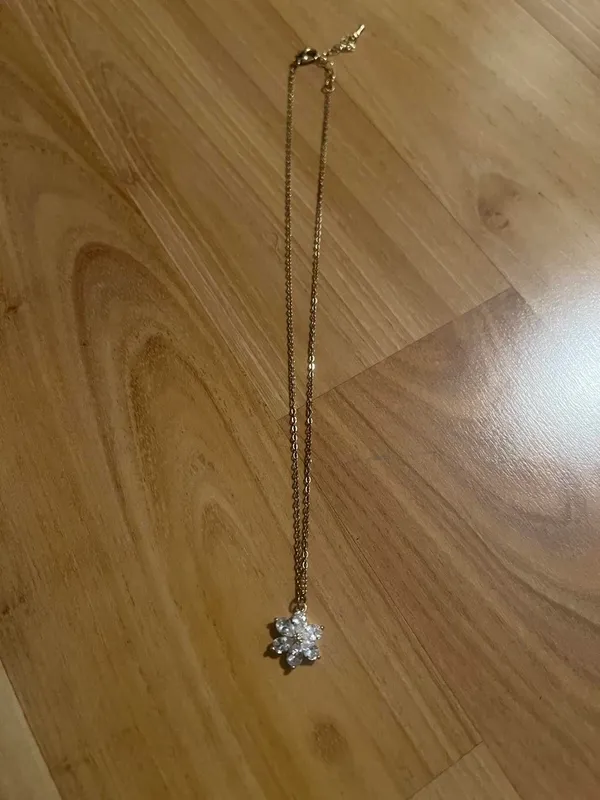 Gold flower necklace with clear crystal petals #floral #crystal No flaws Don't need - Image 3