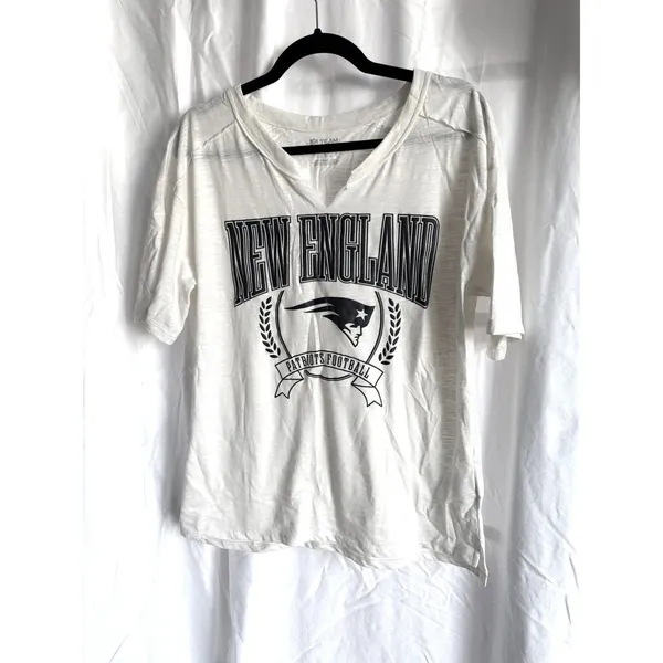 New England Patriots Women's Tee Casual Fan Shirt NFL Team Apparel Cream Graphic - Image 2