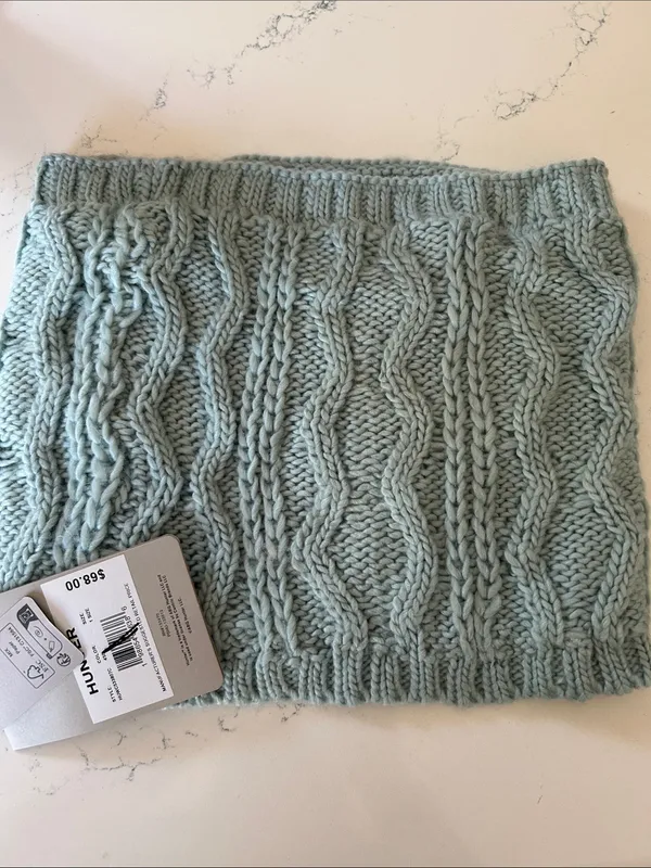 Hunter cable-knit Neck Warmer, light blue, logo in front. NEW with tags - Image 3