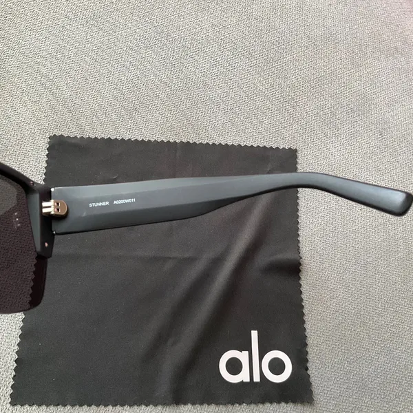 Alo Yoga Stunner Sunglasses Black - Image 7