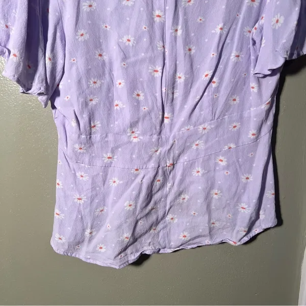 Loft Women's Size 4 Daisy Print Flutter‎ Sleeve Blouse Light Purple V-Neck Zip - Image 7