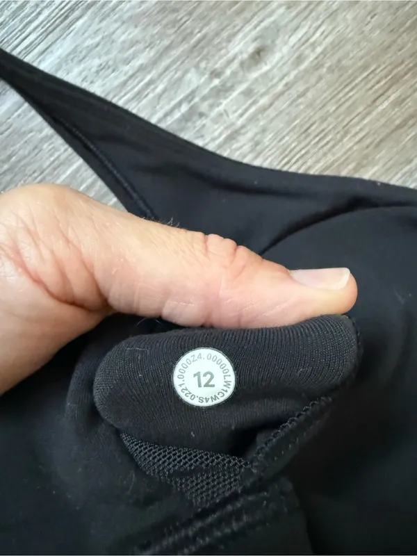 Lululemon Workout Tank Top Crop Tank Top Built in Bra Black Size 12 - Image 6
