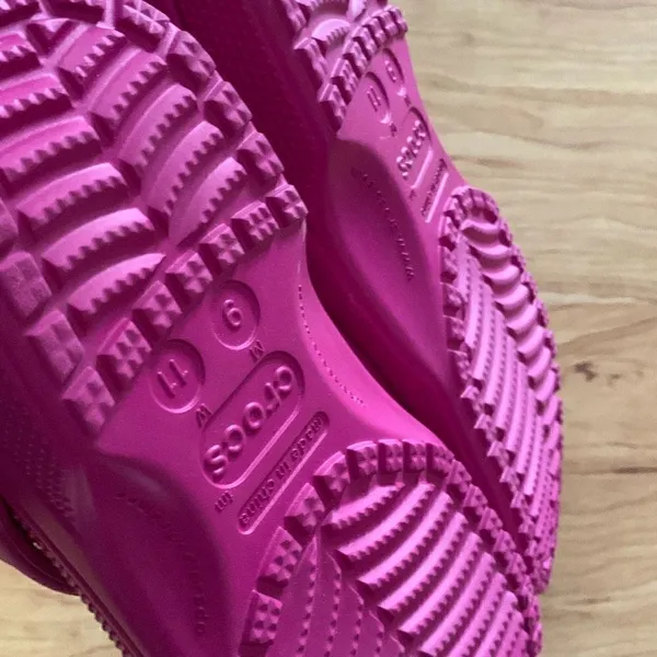 Crocs pink size 11 women’s and 9 men’s - Image 5