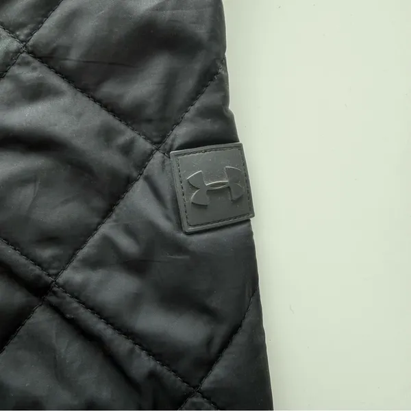 Under Armour Fitted Quilted Thin Puffer Jacket Size Medium - Image 3