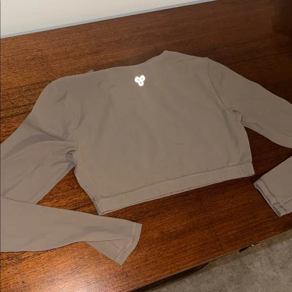 Aritzia BUTTER Mobility Longsleeve Crop Top - workout top in nomad Taupe size M - Image 2