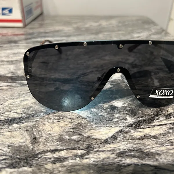 XOXO Stylish Black Sunglasses - Image 2