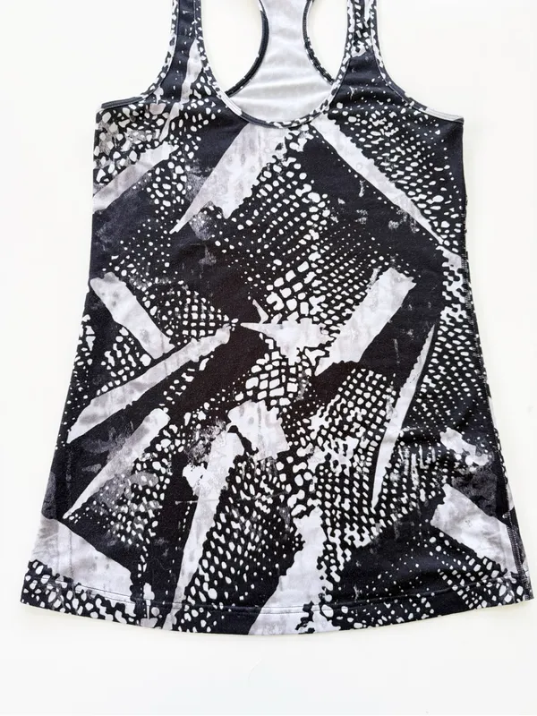 lululemon Dynamic Black White Graphic Tank Top Racerback Tank size 8 - Image 3