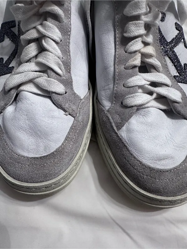 Off-White White & Gray Low-Top Sneakers w/ Silver Glitter Arrow Accent - Size 40 - Image 9