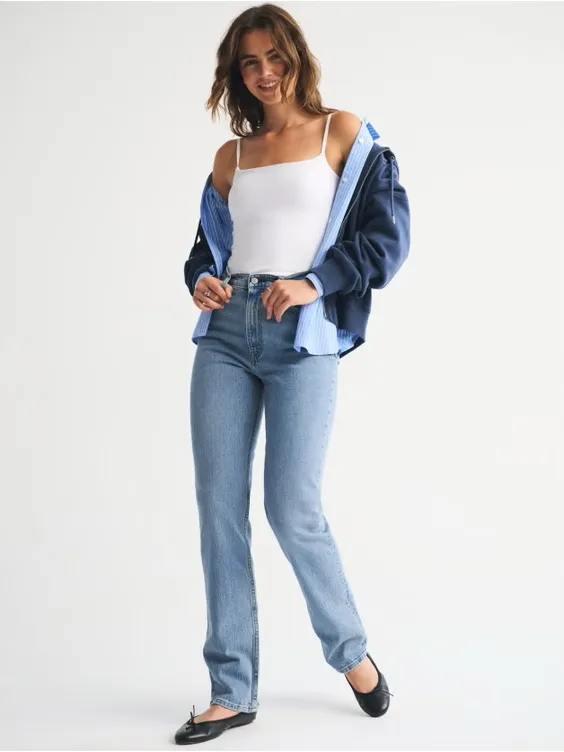 Abercrombie & Fitch Ultra High Rise 90s Straight Jean in Medium Blue Size 4 - Image 10