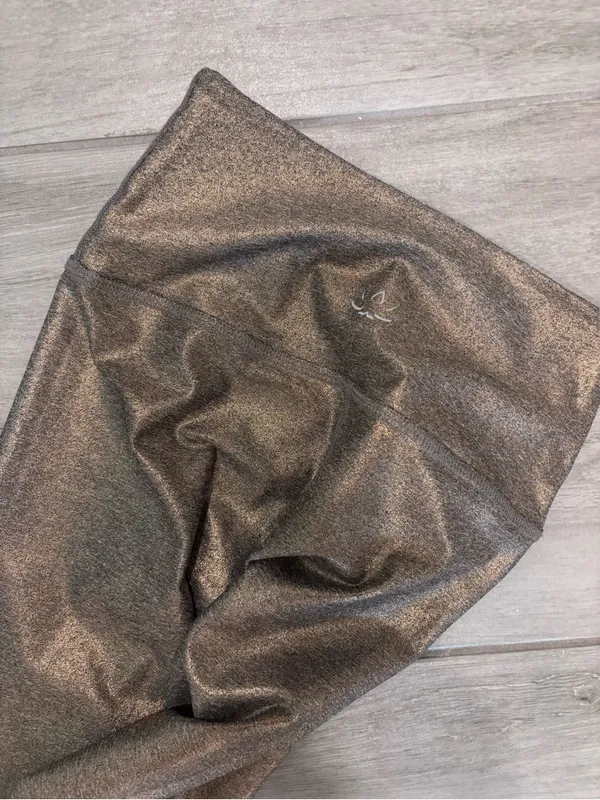 Beyond Yoga Dusted High Waisted Midi legging in Rose Gold size Small - Image 3