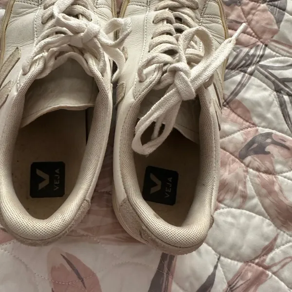 Veja Cream and Tan Low-Top Leather Sneakers - Image 6