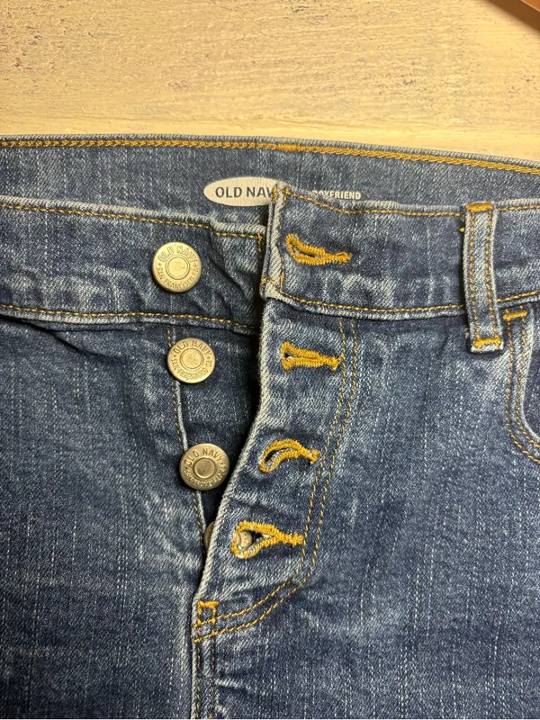 Old Navy Mid Rise Boyfriend Jean shorts‎ 6 - Image 3