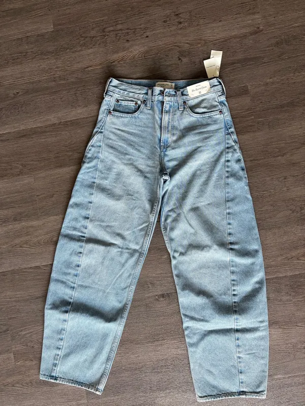Abercrombie Mid-Rise Barrel Jeans - Image 3