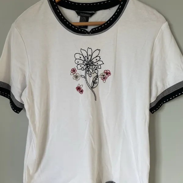 T & Company Vintage Embroidered T-Shirt Top Floral Print 100% Cotton Size Medium - Image 3