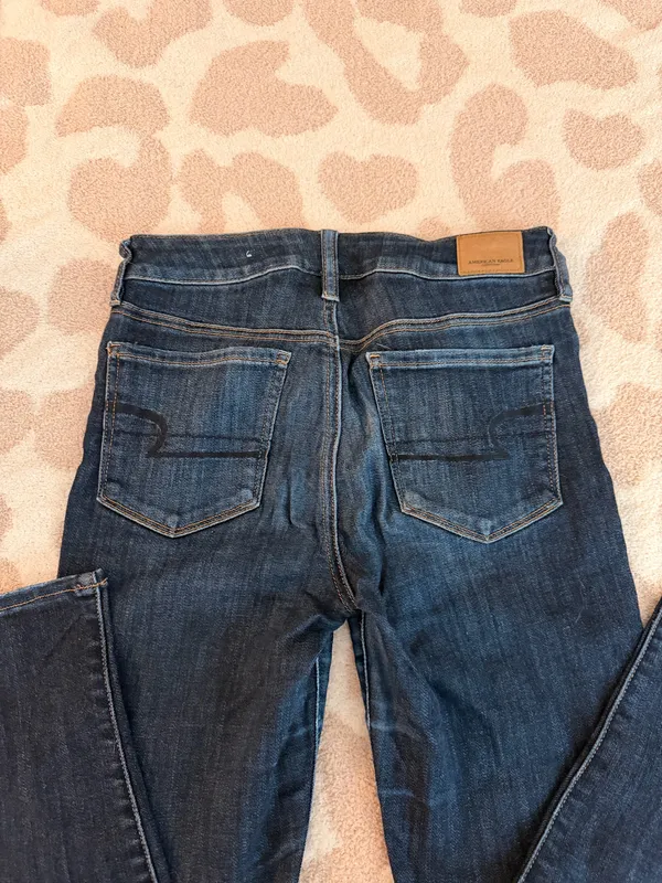 American Eagle High-Waisted Jeans - Image 5