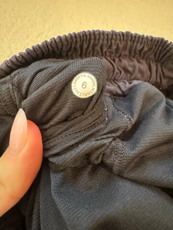 Lululemon Women’s Hotty Hot Shorts 2.5" Black 6 - Image 4