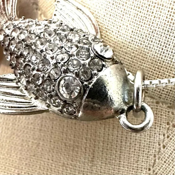 Vintage silver tone fish rhinestone pendant necklace - Image 10